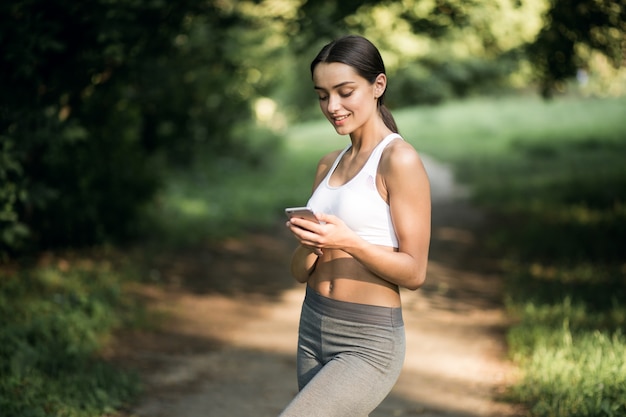 Gymnase sportive de jeune forêt athlète