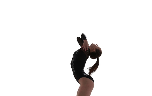 Photo gratuite gymnaste féminine faisant un tour compliqué