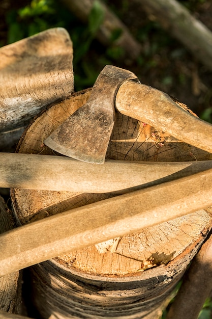 Haches à couper le bois en gros plan