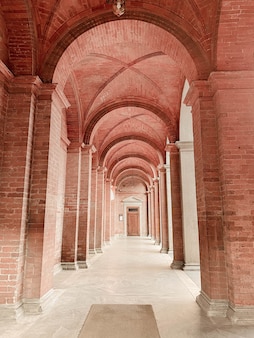 Hall avec des arches à santa maria, italie