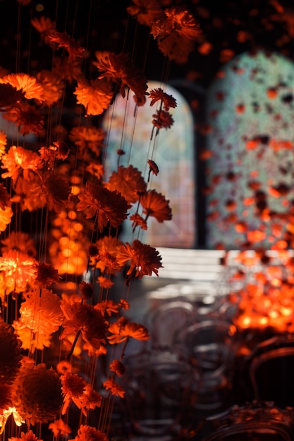 Hall décoré de chrysanthèmes sur des fils