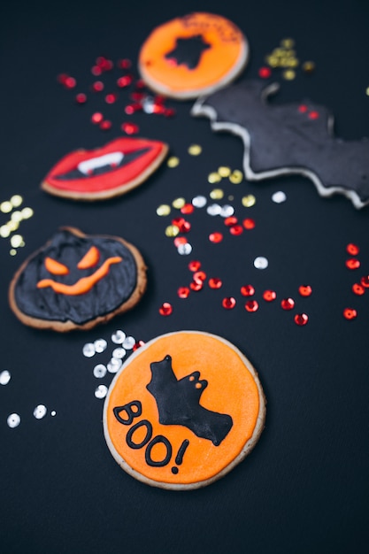 Halloween décoré de biscuits au gingembre faits maison