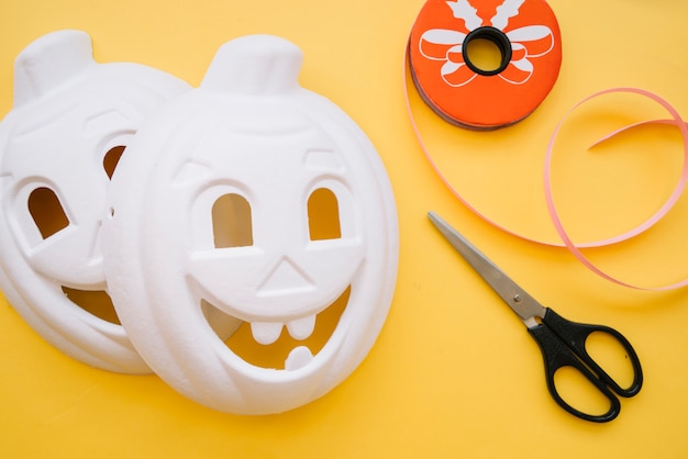 Halloween masques blancs en forme de citrouilles