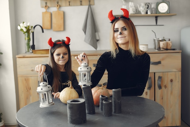 Halloween. Mère et fille en costume d'halloween. Famille à la maison.