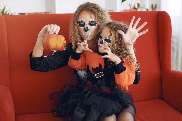 Halloween. Mère et fille en costume d'halloween de style mexicain. Famille à la maison.