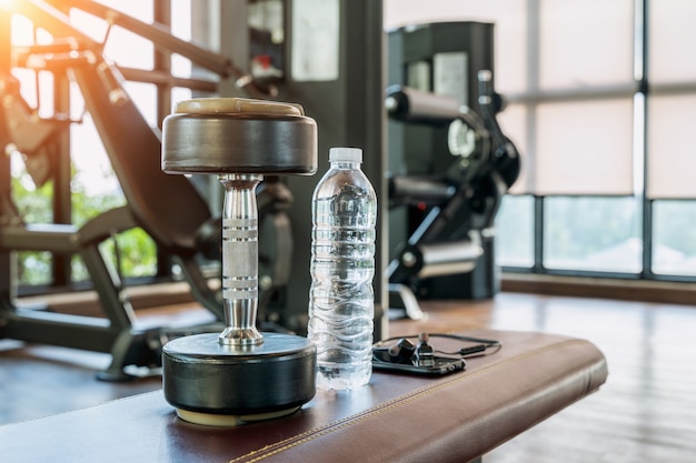 Haltères dans une salle de fitness.