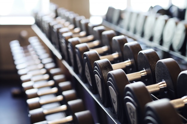 Haltères dans la salle de gym