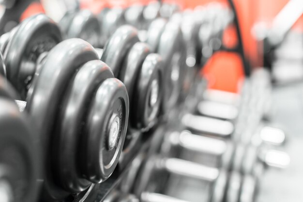 Haltères dans la salle de gym