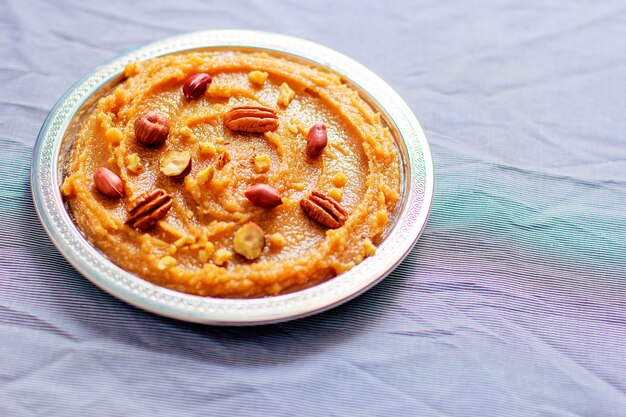 Halva de dessert sucré traditionnel azerbaïdjanais, indien et turc avec noix sur le dessus