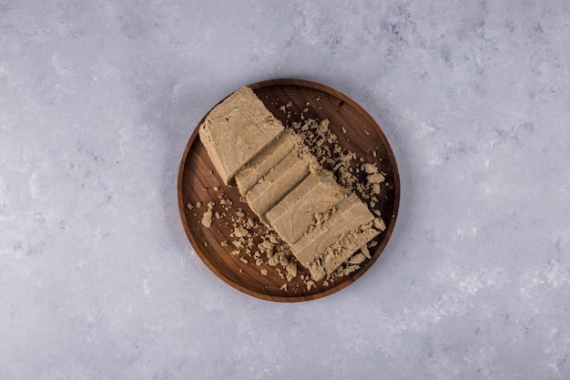 Halva du Caucase sur un plateau en bois, vue du dessus