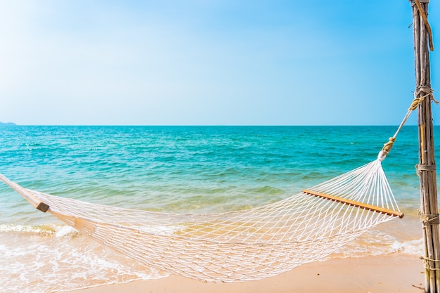 Hamac blanc vide autour de l'océan plage de la mer pour le concept de vacances de voyage de loisirs