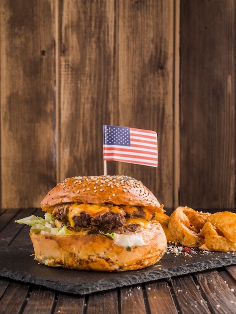 Hamburger américain avec le drapeau