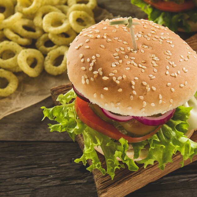 Un hamburger délicieux avec une variété d&#39;ingrédients