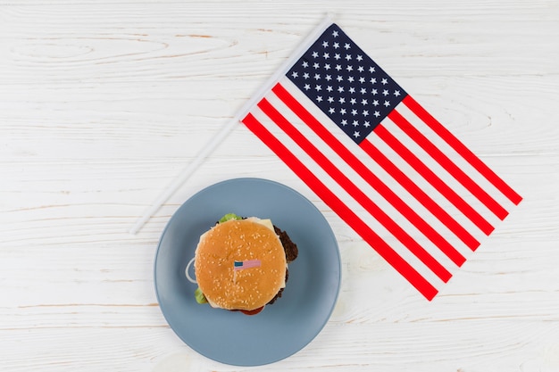 Photo gratuite hamburger avec drapeau américain