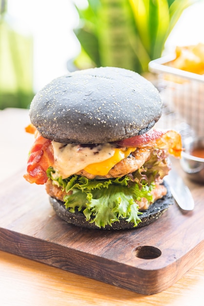 Hamburger avec du pain noir