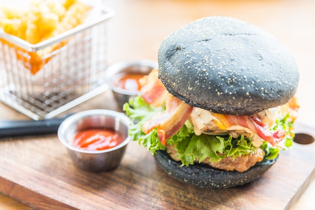 Hamburger avec du pain noir