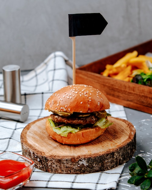 Hamburger frais sur planche de bois