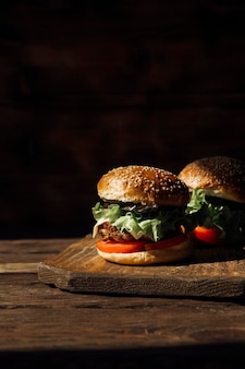 Hamburger Juteux Sur Un Fond En Bois Photo Premium