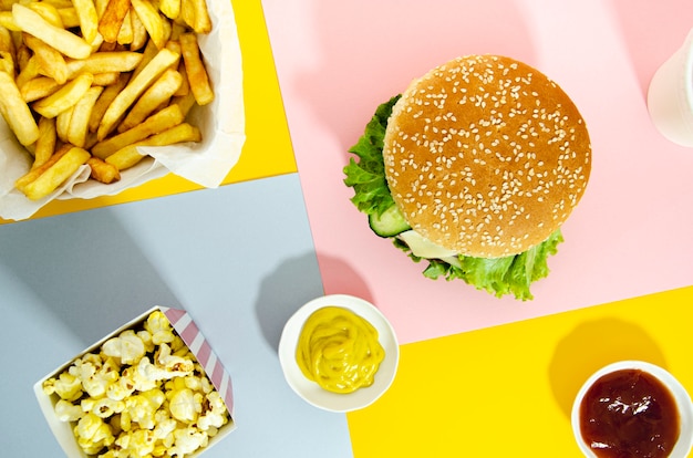 Hamburger plat avec pop-corn