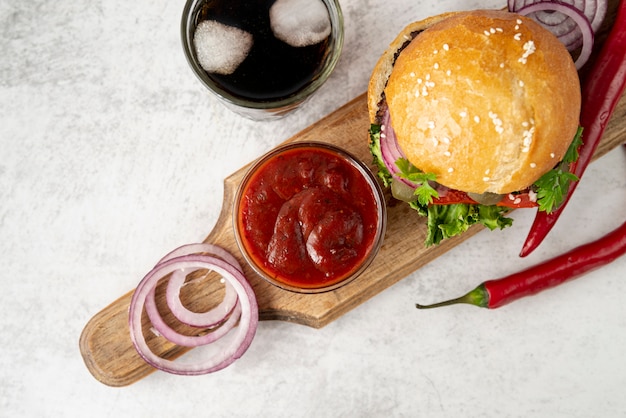 Hamburger vue de dessus sur une planche à découper