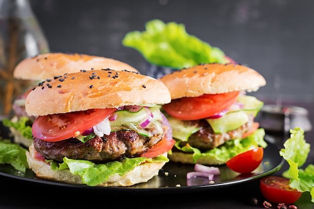 Hamburgers au boeuf, tomate, oignon rouge et laitue