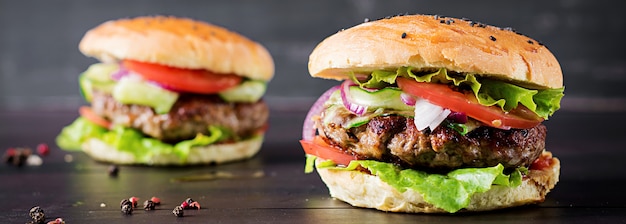 Hamburgers au boeuf, tomate, oignon rouge et laitue