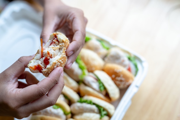 Photo gratuite hamburgers sur des planchers en bois.