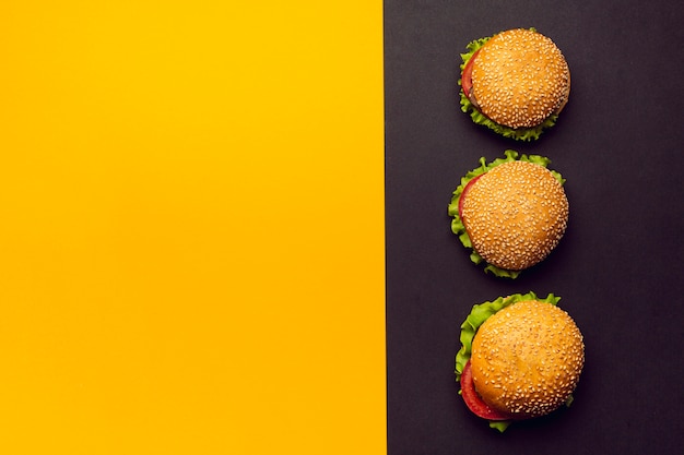 Photo gratuite hamburgers plats avec espace de copie