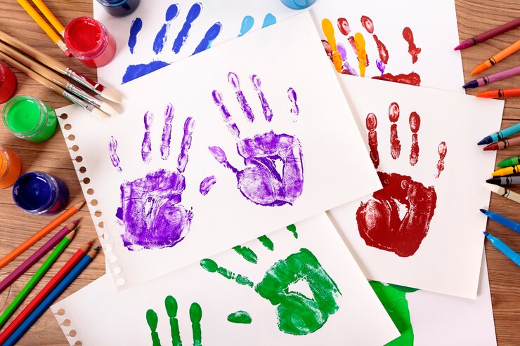 Photo gratuit handprints peintes avec art et l&#39;artisanat équipement