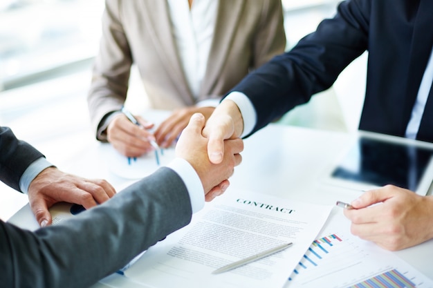 Handshake close-up des cadres