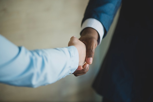 Handshake vue par derrière