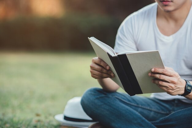 Hansome jeune homme lisant un livre