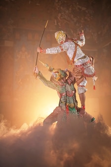 Hanuman et tos-sa-kan, khon thai, danse traditionnelle thaïlandaise, drame traditionnel du ramayana dans le temple mahayana de la province de phra nakhon si ayutthaya.