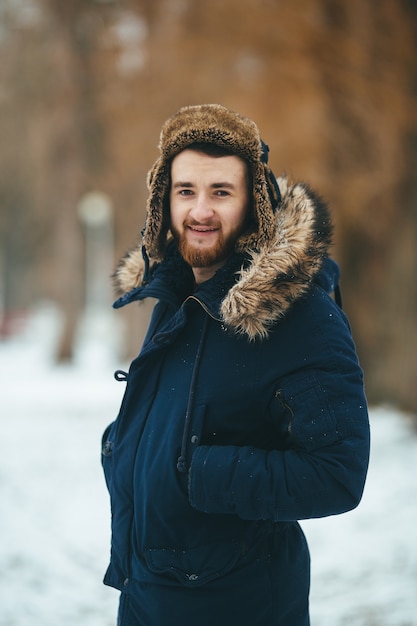 Happy boy avec des vêtements d&#39;hiver