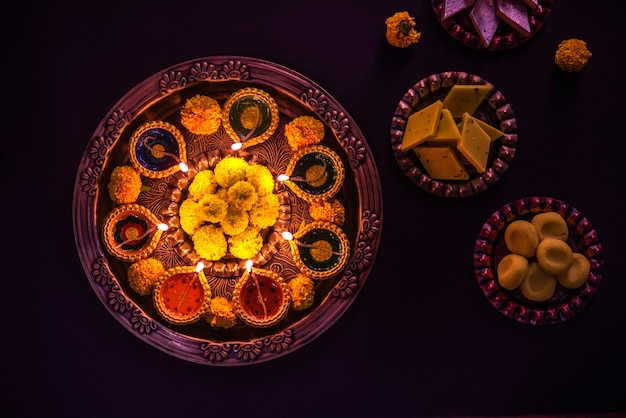 Happy Diwali - Flower Rangoli Avec Des Bonbons Ou Mithai Et Diya Dans Des Bols Pour Diwali Ou Tout Autre Festival En Inde, Mise Au Point Sélective Photo gratuit