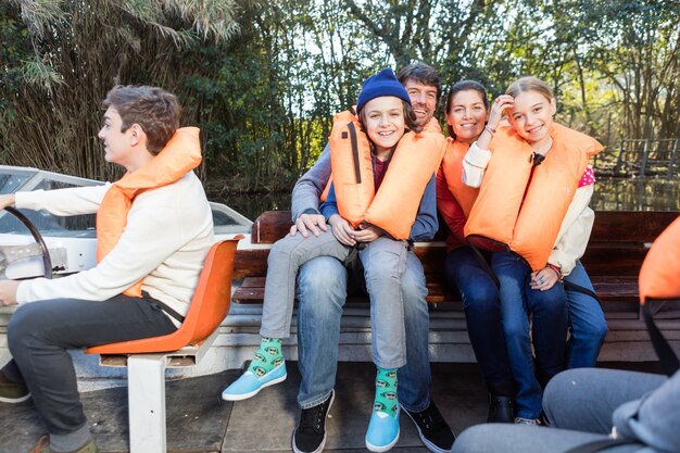 Happy family ayant un grand jour sur le bateau