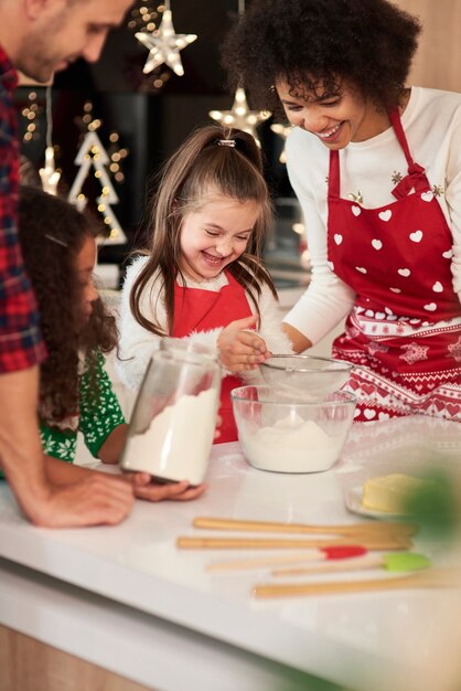 Happy family baking cookies pour Noël