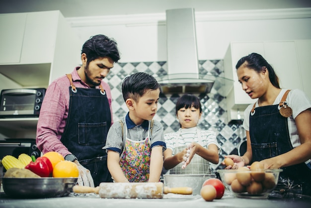 Happy family passe un bon moment à cuisiner ensemble dans la cuisine de la maison. Concept de famille