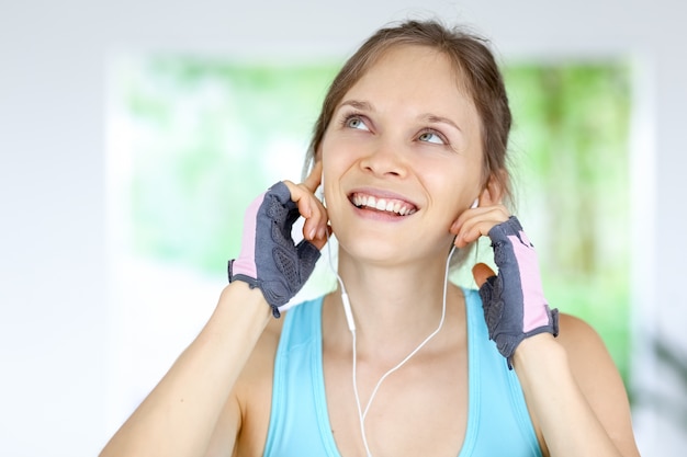 Happy Girl apprécie l&#39;écoute de la musique en salle de gym