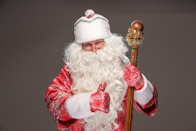 Happy Santa Claus à lunettes avec personnel sur fond sombre