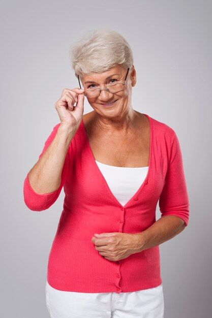 Happy senior woman dans des verres