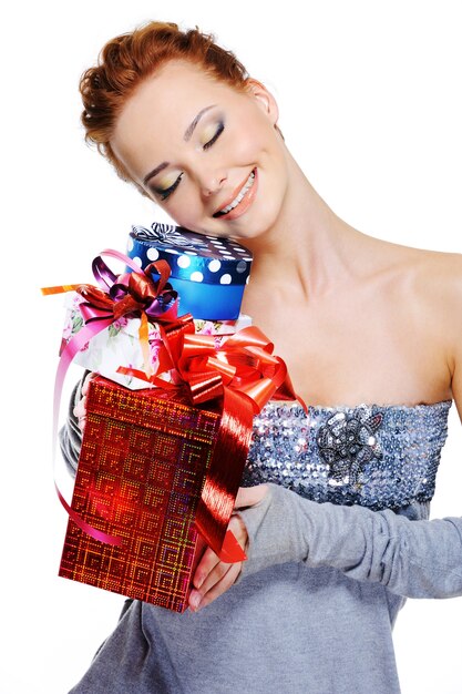 Happy smile girl holding cadeaux de Noël fermer sa tête sur un espace blanc