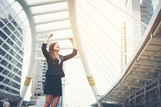 Happy Success Businesswoman dominant les mains du centre-ville.