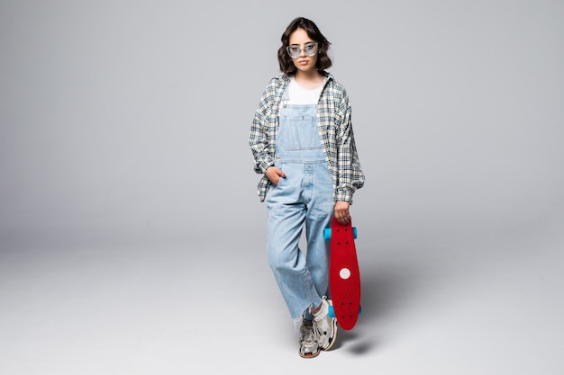 Happy Teen Girl Holding Skate Board Isolé