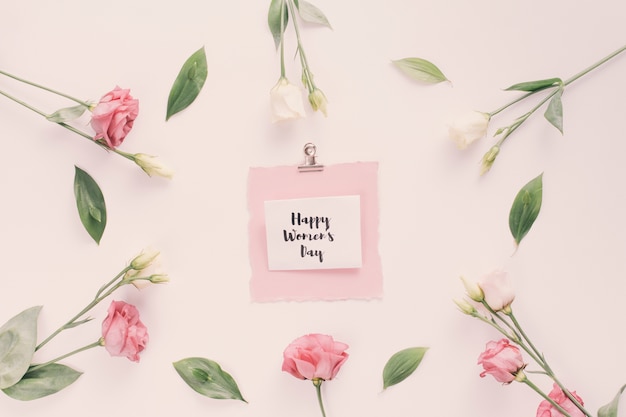 Happy Womens Day inscription avec des fleurs roses