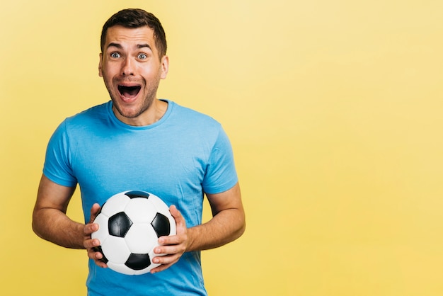 Happyman tenant un ballon de football