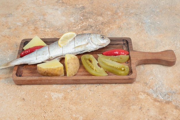 Hareng Avec Pommes De Terre Bouillies Et Cornichons Sur Planche De Bois