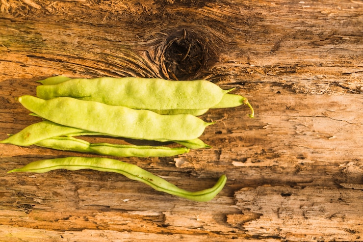 Photo gratuit haricot de jacinthe fraîche sur fond texturé en bois