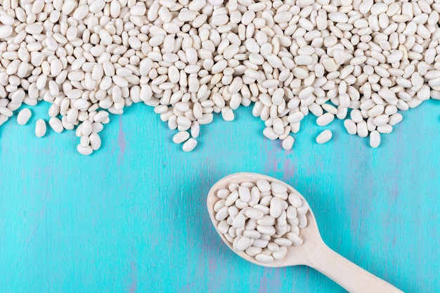 Photo gratuite haricots blancs avec une cuillère en bois