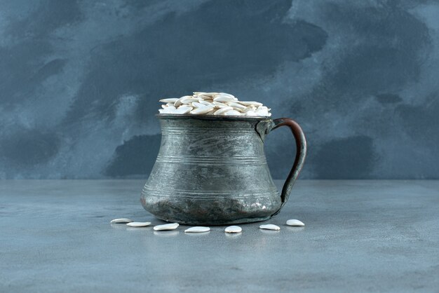 Haricots blancs dans un pot métallique ethnique. photo de haute qualité